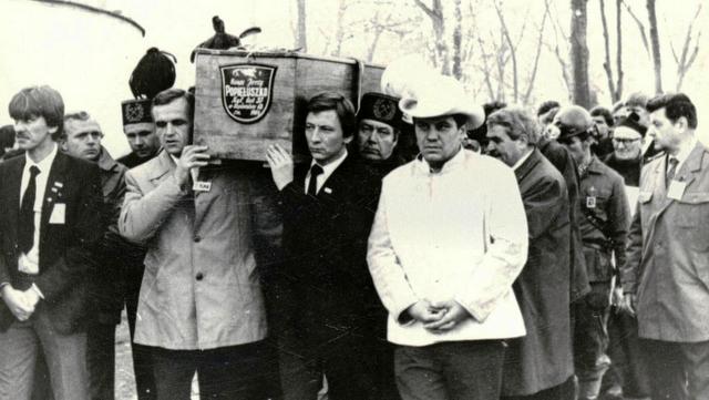 Pogrzeb ks. Jerzego Popiełuszki. Waldemar Chrostowski (z lewej strony) niesie trumnę. /fot. Wikipedia