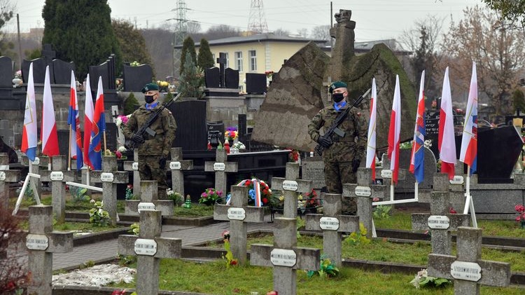 Kwiaty tradycyjnie złożono pod monumentem na cmentarzu parafii pw. Św. Józefa Rzemieślnika. Fot. UM w Bydgoszczy