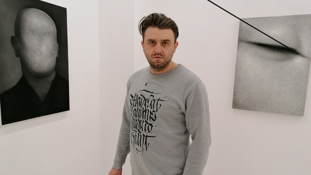 Łukasz Gierlak, autor wystawy „Rany cięte"/fot. Iwona Muszytowska - Rzeszotek