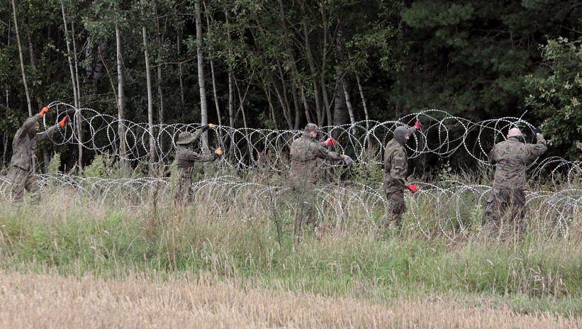 Minionej doby doszło do największej do tej pory próby siłowego sforsowania granicy polsko-białoruskiej/fot. Artur Reszko, PAP