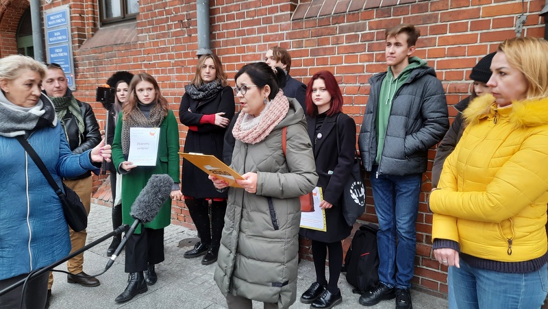 Przedstawiciele inicjatywy „Toruńskie Szkoły z Psychologiem-Młodzi” zbierają podpisy pod obywatelskim projektem uchwały kierowanym do władz miasta. Fot. Monika Kaczyńska