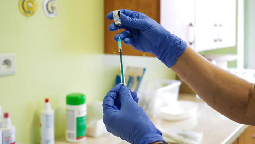 Ministerstwo Zdrowia przygotowuje przepisy, które umożliwią bezpłatne zaszczepienie się przeciw grypie w sezonie 2021/2022 wszystkim osobom pełnoletnim./fot. PAP/Marek Zakrzewski