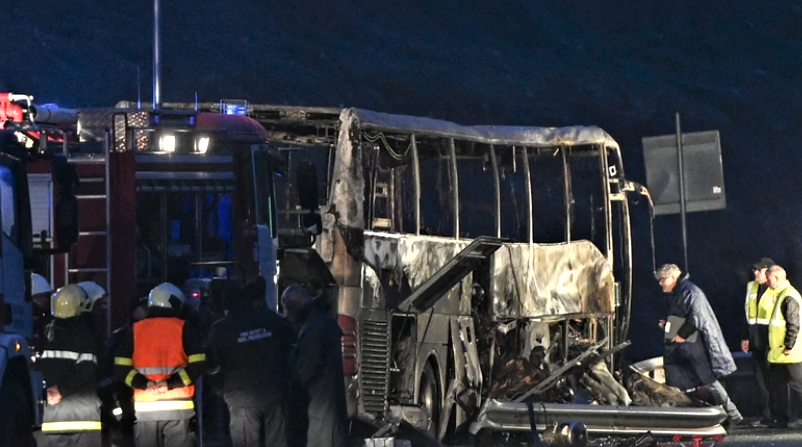 Tragedia w Bułgarii. Spłonął autobus. W płomieniach zginęło 46 osób, w tym dzieci./fot. PAP/EPA/Vassil Donev