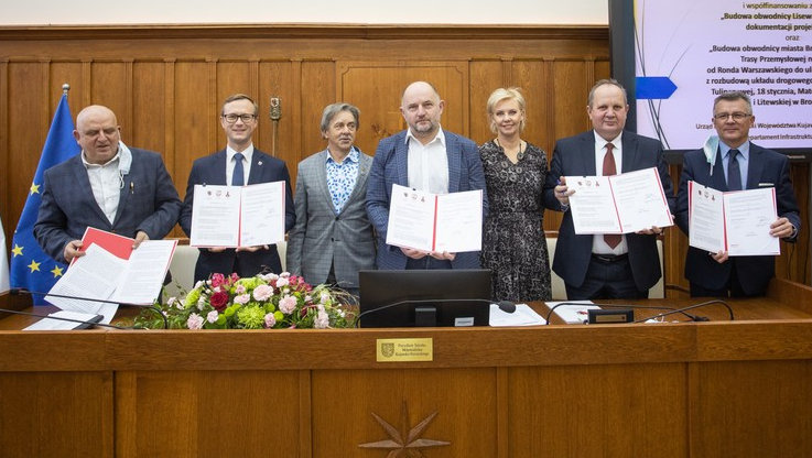 W Urzędzie Marszałkowskim w Toruniu podpisano porozumienia w sprawie budowy obwodnicy Lisewa i kolejnych etapów obwodnicy Brodnicy. Fot. Mikołaj Kuras