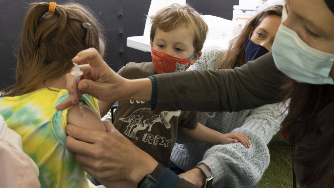 Ministerstwo Zdrowia: szczepienia dzieci w wieku 5-11 lat rozpoczną się 13 grudnia./fot. PAP/EPA