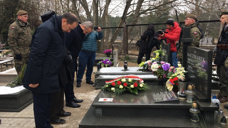„Tabliczką Żołnierz Armii Krajowej” oznaczono grób Bernarda Kaczmarka spoczywającego na bydgoskich Bielawkach. Fot. Elżbieta Rupniewska
