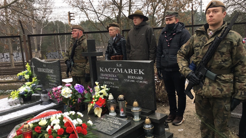 „Tabliczką Żołnierz Armii Krajowej” oznaczono grób Bernarda Kaczmarka spoczywającego na bydgoskich Bielawkach. Fot. Elżbieta Rupniewska