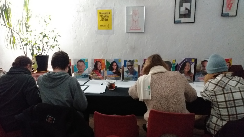 Maraton Pisania Listów Amnesty International odbywał się w Toruniu w kawiarni PERS oraz w szkołach./fot. Adriana Andrzejewska-Kuras
