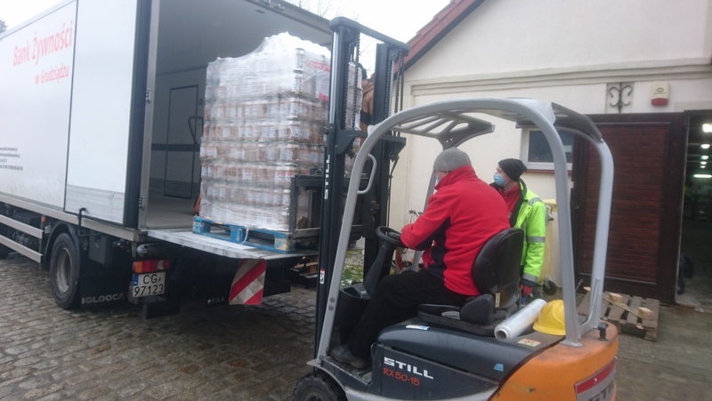 Kolejne paczki żywnościowe trafią do potrzebujących w naszym regionie, ale też do Caritas diecezji płockiej i pelplińskiej. Fot. Michał Zaręba