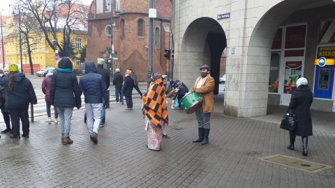 Bez wielkiego orszaku, Trzej Królowie odwiedzili szopkę na Starym Rynku, a później poszli na mszę do kościoła pw. Św. Ap. Piotra i Pawła na pl. Wolności./fot. Jolanta Fischer