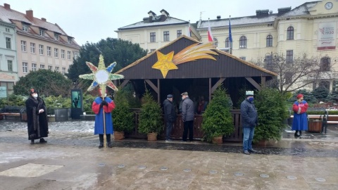 Bez wielkiego orszaku, Trzej Królowie odwiedzili szopkę na Starym Rynku, a później poszli na mszę do kościoła pw. Św. Ap. Piotra i Pawła na pl. Wolności./fot. Jolanta Fischer