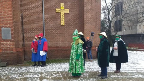 Bez wielkiego orszaku, Trzej Królowie odwiedzili szopkę na Starym Rynku, a później poszli na mszę do kościoła pw. Św. Ap. Piotra i Pawła na pl. Wolności./fot. Jolanta Fischer