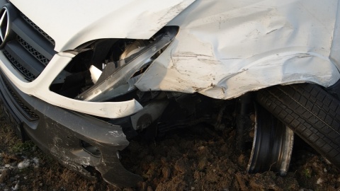 Kierujący oplem uderzył w bariery na autostradzie, a później dwa kolejne pojazdy uderzyły w jego auto. Fot. Policja