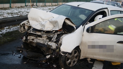 Kierujący oplem uderzył w bariery na autostradzie, a później dwa kolejne pojazdy uderzyły w jego auto. Fot. Policja