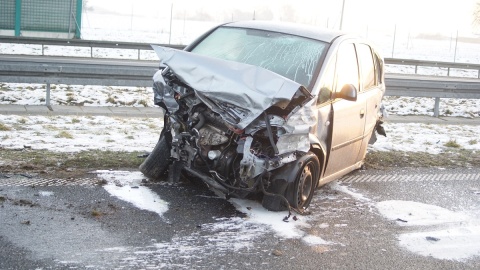 Kierujący oplem uderzył w bariery na autostradzie, a później dwa kolejne pojazdy uderzyły w jego auto. Fot. Policja