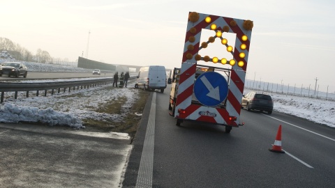 Kierujący oplem uderzył w bariery na autostradzie, a później dwa kolejne pojazdy uderzyły w jego auto. Fot. Policja