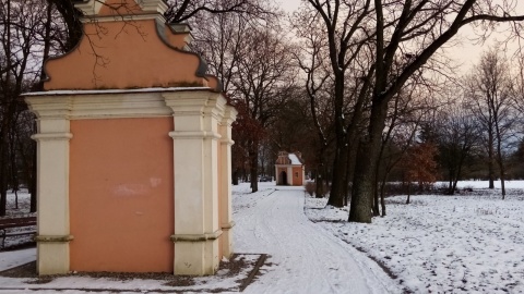 Trwające od kilku tygodni śledztwo pakoskich policjantów w sprawie zniszczenia napisami kilku kalwaryjskich kapliczek zakończyło się znalezieniem sprawców. Fot. Archiwum