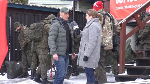 Po kruchym lodzie stąpali żołnierze 8. Kujawsko-Pomorskiej Brygady WOT, którzy w Kruszwicy, na jeziorze Gopło, ćwiczyli wodną akcję ratowniczą. Fot. JW