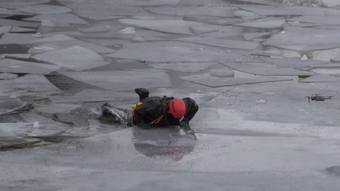 Po kruchym lodzie stąpali żołnierze 8. Kujawsko-Pomorskiej Brygady WOT, którzy w Kruszwicy, na jeziorze Gopło, ćwiczyli wodną akcję ratowniczą. Fot. JW