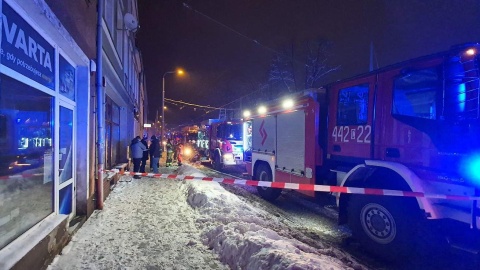 Pożar w kamienicy przy ulicy Wybickiego w Grudziądzu. Nie żyją dwie osoby, to kobieta i mężczyzna. Fot. PSP w Grudziądzu