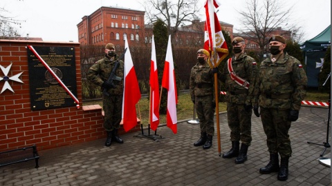 Tablica ku czci płk. Łukasza Cieplińskiego została odsłonięta na terenie Komendy Garnizonu Bydgoszcz/fot. Filip Kowalkowski, mat. UM