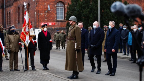 Tablica ku czci płk. Łukasza Cieplińskiego została odsłonięta na terenie Komendy Garnizonu Bydgoszcz/fot. Filip Kowalkowski, mat. UM