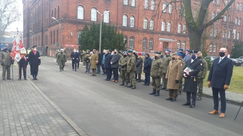 Tablica ku czci płk. Łukasza Cieplińskiego została odsłonięta na terenie Komendy Garnizonu Bydgoszcz/fot. Jolanta Fischer