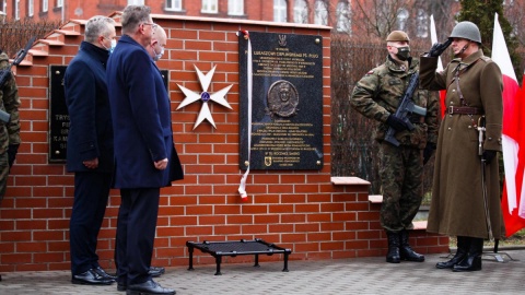 Tablica ku czci płk. Łukasza Cieplińskiego została odsłonięta na terenie Komendy Garnizonu Bydgoszcz/fot. Filip Kowalkowski, mat. UM