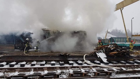 Jedna osoba została poszkodowana w wyniku pożaru wagonu pracowniczego w Maksymilianowie. Fot. OSP Dobrcz