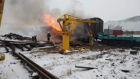 Jedna osoba została poszkodowana w wyniku pożaru wagonu pracowniczego w Maksymilianowie. Fot. OSP Dobrcz