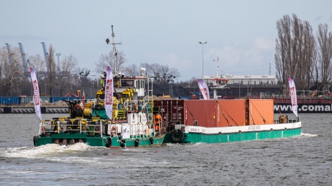Wystartował pilotażowy wiślany rejsy komercyjny barki z ładunkiem dla jednej z kujawsko-pomorskich firm. Fot. Andrzej Goiński/UMWKP
