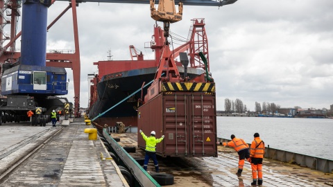 Wystartował pilotażowy wiślany rejsy komercyjny barki z ładunkiem dla jednej z kujawsko-pomorskich firm. Fot. Andrzej Goiński/UMWKP
