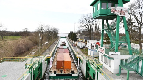 Wystartował pilotażowy wiślany rejsy komercyjny barki z ładunkiem dla jednej z kujawsko-pomorskich firm. Fot. PAP/Adam Warżawa