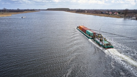 Wystartował pilotażowy wiślany rejsy komercyjny barki z ładunkiem dla jednej z kujawsko-pomorskich firm. Fot. PAP/Adam Warżawa