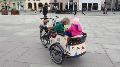 W sobotę (17.04.), na Starym Rynku, a potem nad Kanałem Bydgoskim każdy chętny mógł wypróbować rowery cargo./fot. Tatiana Adonis