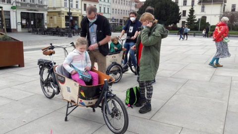 W sobotę (17.04.), na Starym Rynku, a potem nad Kanałem Bydgoskim każdy chętny mógł wypróbować rowery cargo./fot. Tatiana Adonis
