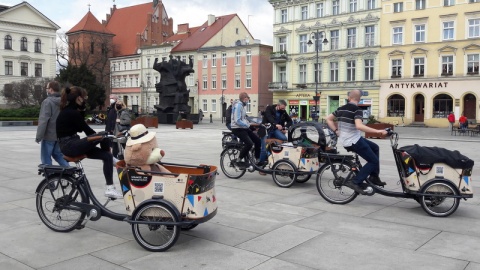 W sobotę (17.04.), na Starym Rynku, a potem nad Kanałem Bydgoskim każdy chętny mógł wypróbować rowery cargo./fot. Tatiana Adonis