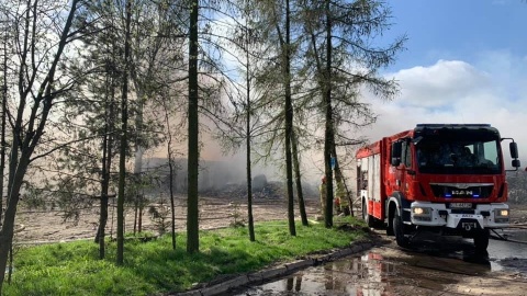 12 zastępów straży pożarnej gasi pożar składowiska odpadów w Łowiczku w powiecie aleksandrowskim. Fot. PSP