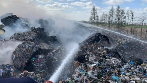 12 zastępów straży pożarnej gasi pożar składowiska odpadów w Łowiczku w powiecie aleksandrowskim. Fot. PSP