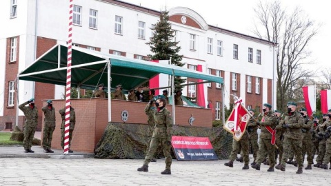 Kwiecień to ważny miesiąc dla 2. Pułku Inżynieryjnego im. Jakuba Jasińskiego z Inowrocławia. 16 kwietnia przypada Święto Wojsk Inżynieryjnych, a 19 kwietni święto inowrocławskiego pułku. Podczas uroczystego apelu wręczono proporzec honorowego tytułu: „Przodujący Pododdział Wojsk Lądowych” dla batalionu pontonowego 2. Pułku Inżynieryjnego./fot.2pinz.wp.mil.pl