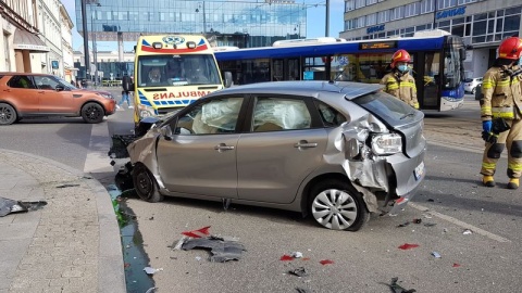 Wypadek u zbiegu ulic Dworcowej i Unii Lubelskiej./fot. Bydgoszcz 998