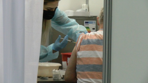 1200 osób dziennie może się szczepić w nowo otwartym punkcie szczepień powszechnych w Bydgoskim Centrum Targowo Wystawienniczym. (jw)