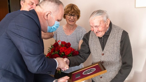 Wręczenie medalu panu Kazimierzowi Lewalskiemu, fot. Szymon Zdziebło tarantoga.pl dla UMKPW