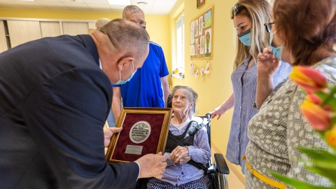 Wręczenie medalu pani Helenie Brzyckiej, fot. Szymon Zdziebło tarantoga.pl dla UMKPW