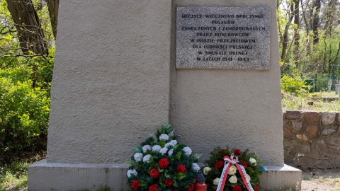 Przedstawiciele wojewody złożyli kwiaty i zapalili znicze na terenie cmentarza wojennego w Smukale przy ul. Baranowskiego oraz na bydgoskim Opławcu po drugiej stronie Brdy. Fot. Nedesłane