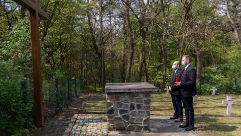 Przedstawiciele wojewody złożyli kwiaty i zapalili znicze na terenie cmentarza wojennego w Smukale przy ul. Baranowskiego oraz na bydgoskim Opławcu po drugiej stronie Brdy. Fot. Nedesłane