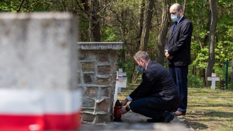 Przedstawiciele wojewody złożyli kwiaty i zapalili znicze na terenie cmentarza wojennego w Smukale przy ul. Baranowskiego oraz na bydgoskim Opławcu po drugiej stronie Brdy. Fot. Nedesłane