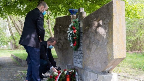 Przedstawiciele wojewody złożyli kwiaty i zapalili znicze na terenie cmentarza wojennego w Smukale przy ul. Baranowskiego oraz na bydgoskim Opławcu po drugiej stronie Brdy. Fot. Nedesłane