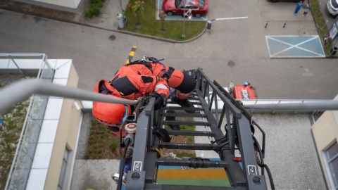 Strażacy ze Specjalistycznej Grupy Ratownictwa Wysokościowego JRG 3 Bydgoszcz zrobili pokaz swoich umiejętności dla chorych dzieci ze Szpitala Dziecięcego w Bydgoszczy./fot. Marcin Zapora/Bydgoszcz 998