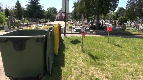 Śmieci porzucone w pobliżu kwatery Żołnierzy Wyklętych, na cmentarzu przy ul. Kcyńskiej w Bydgoszczy, zostały uprzątnięte. Miasto postawiło także więcej kontenerów. (jw)